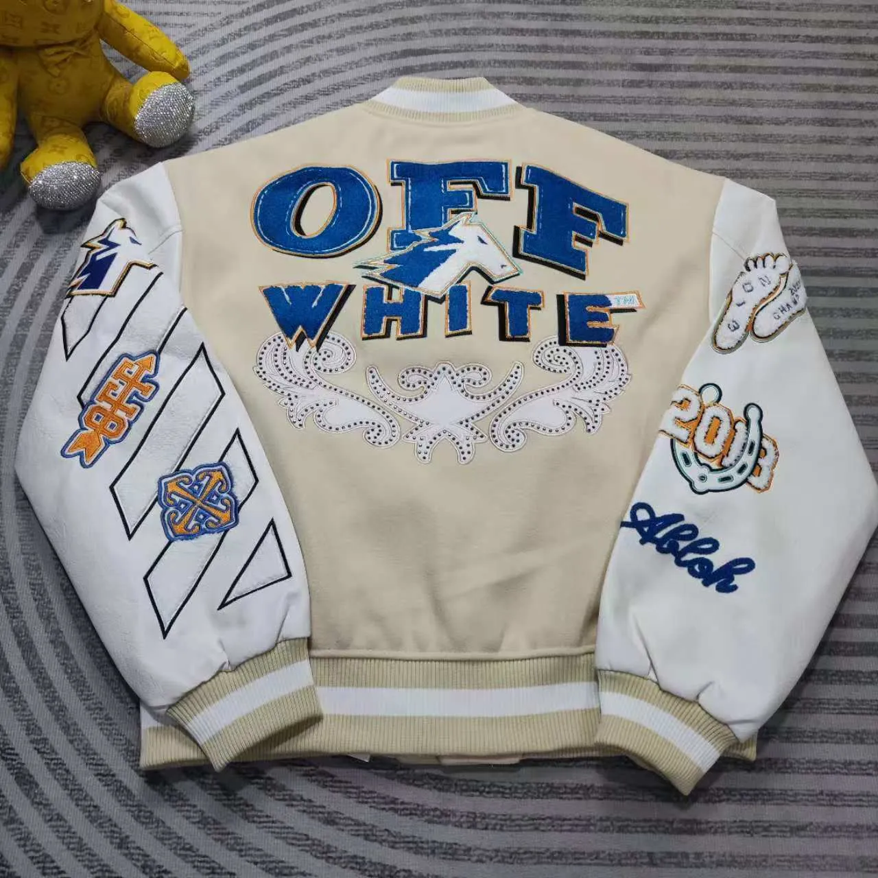 Top tested version off white heavy industry embroidery patchwork leather high temperature hot crystal diamond baseball uniform male and female couple star same style (⚠ original button mold customization, patch embroidery color matching) original packaging original label 🔍 full set of accessories customized packaging elevators are purchased from the original factory all series of hardware mold customization one-to-one restoration of fabric color components The fabric is made of 65% wool, 15% natural silk, 10% spandex and 10% velvet, mixed and custom-woven. The total weight is more than 900 grams! And the most important thing is its color fastness, it will never fade! -The embroidery uses an imported towel embroidery machine. Each pattern is first embroidered on the fabric, and then engraved with an infrared laser, and then fixed with a sewing machine. The whole garment is labeled in many places, one is flat embroidered, and the large pattern on the back is directly embroidered on it. This dress has 4 different embroidery techniques⚠ -The sleeves are all made of two-layer pebbled fabric, which is processed, shaped, colored, washed, and the texture retains the original grain structure! Thick, plump and round! -The processing technology is extremely complex, the pieces are neatly spliced ​​and aligned, and the entire garment has precise wiring density. Gender-neutral style. Loose version. Self-conscious quality control. Details determine success or failure. Size: S M L XL P: 680